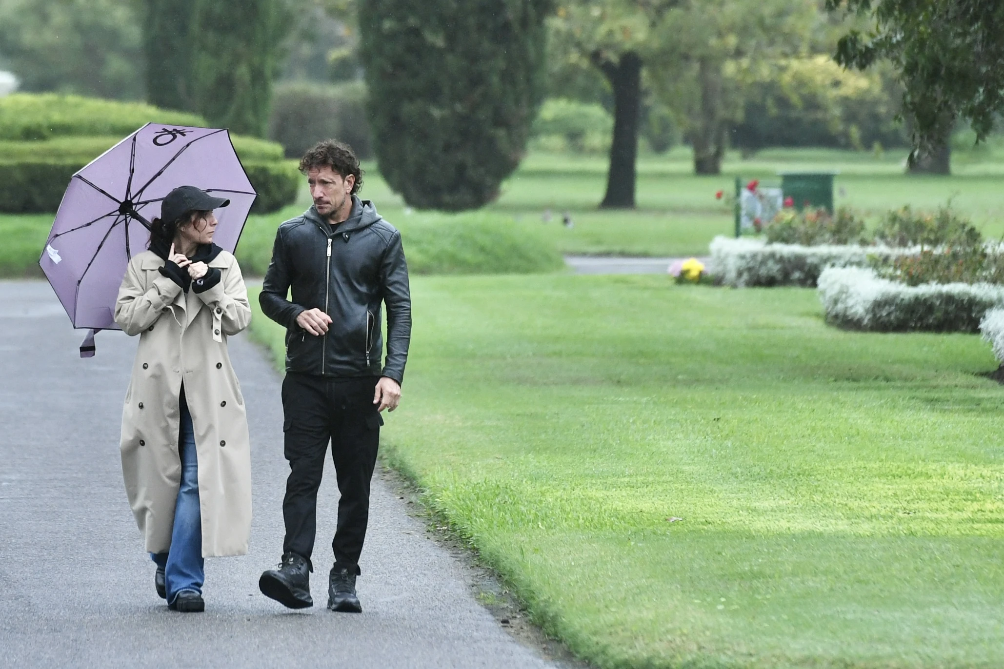 Gimena Accardi y Nico Vázquez en el entierro de Alejandro Farrell.