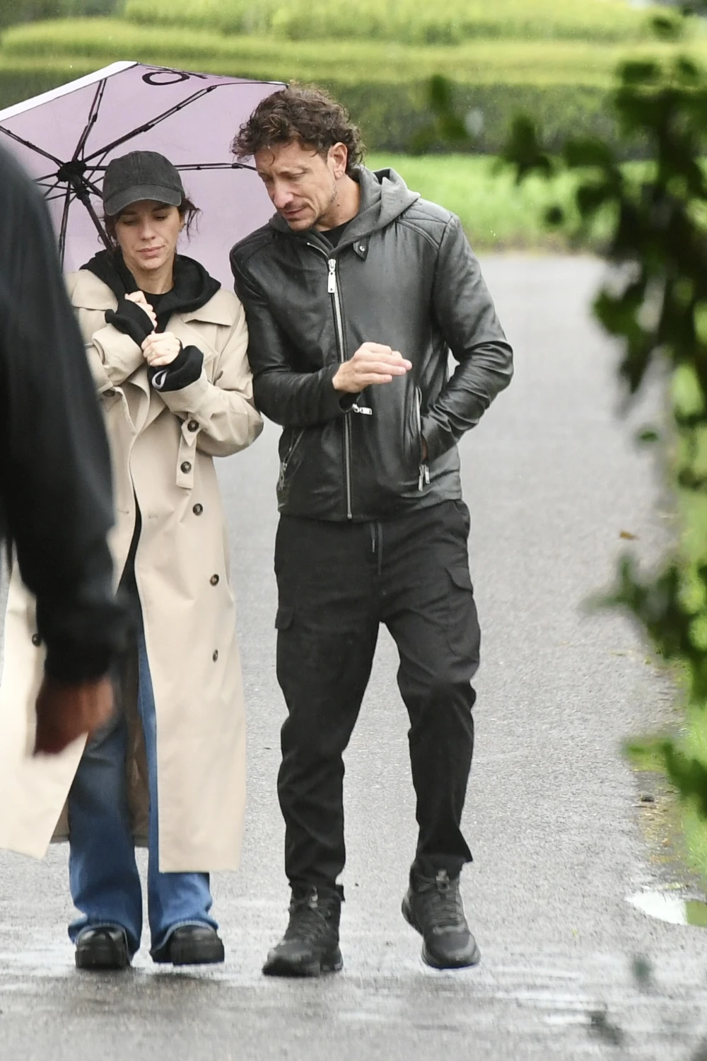 Gimena Accardi y Nico Vázquez en el entierro de Alejandro Farrell.