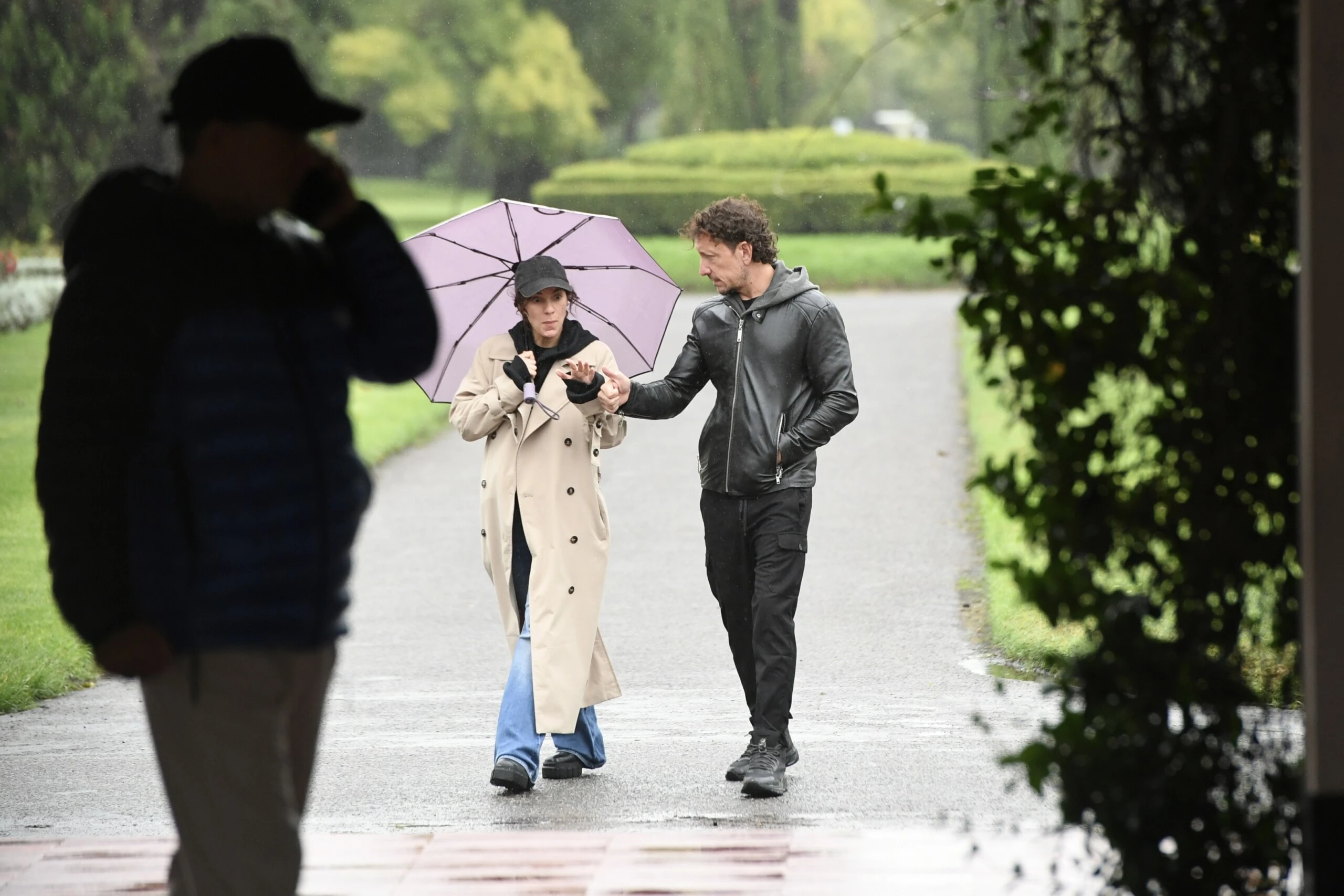 Gimena Accardi y Nico Vázquez en el entierro de Alejandro Farrell.