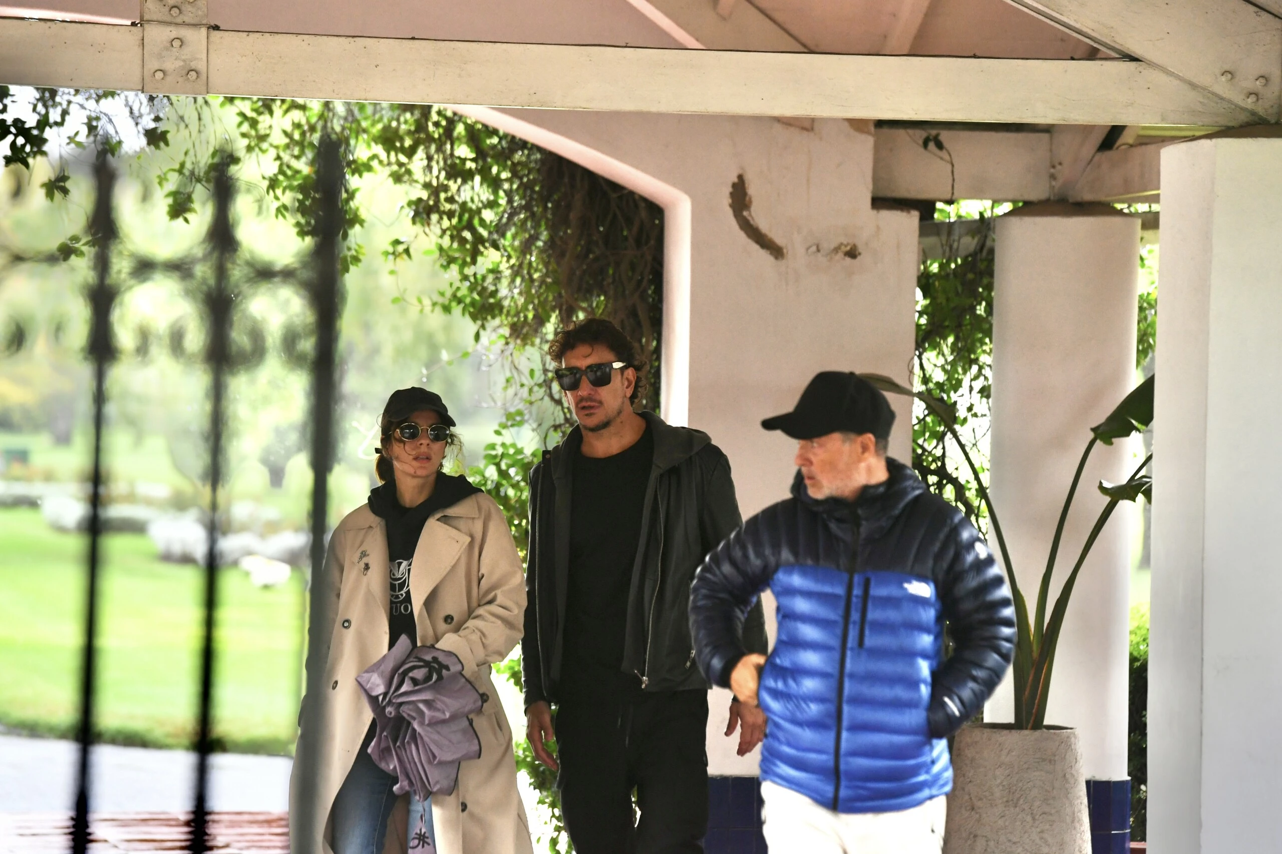 Gimena Accardi y Nico Vázquez en el entierro de Alejandro Farrell.