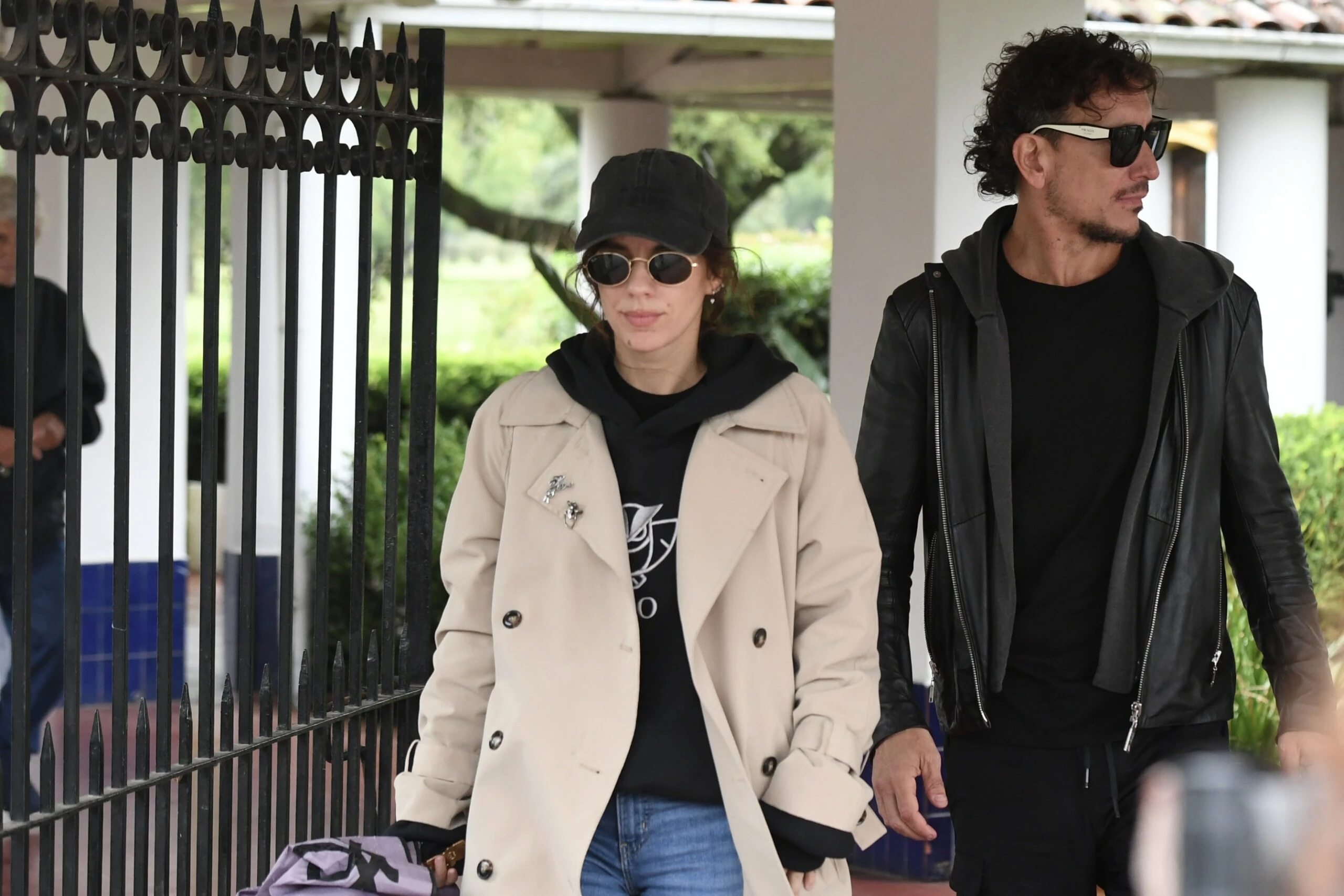 Gimena Accardi y Nico Vázquez en el entierro de Alejandro Farrell.