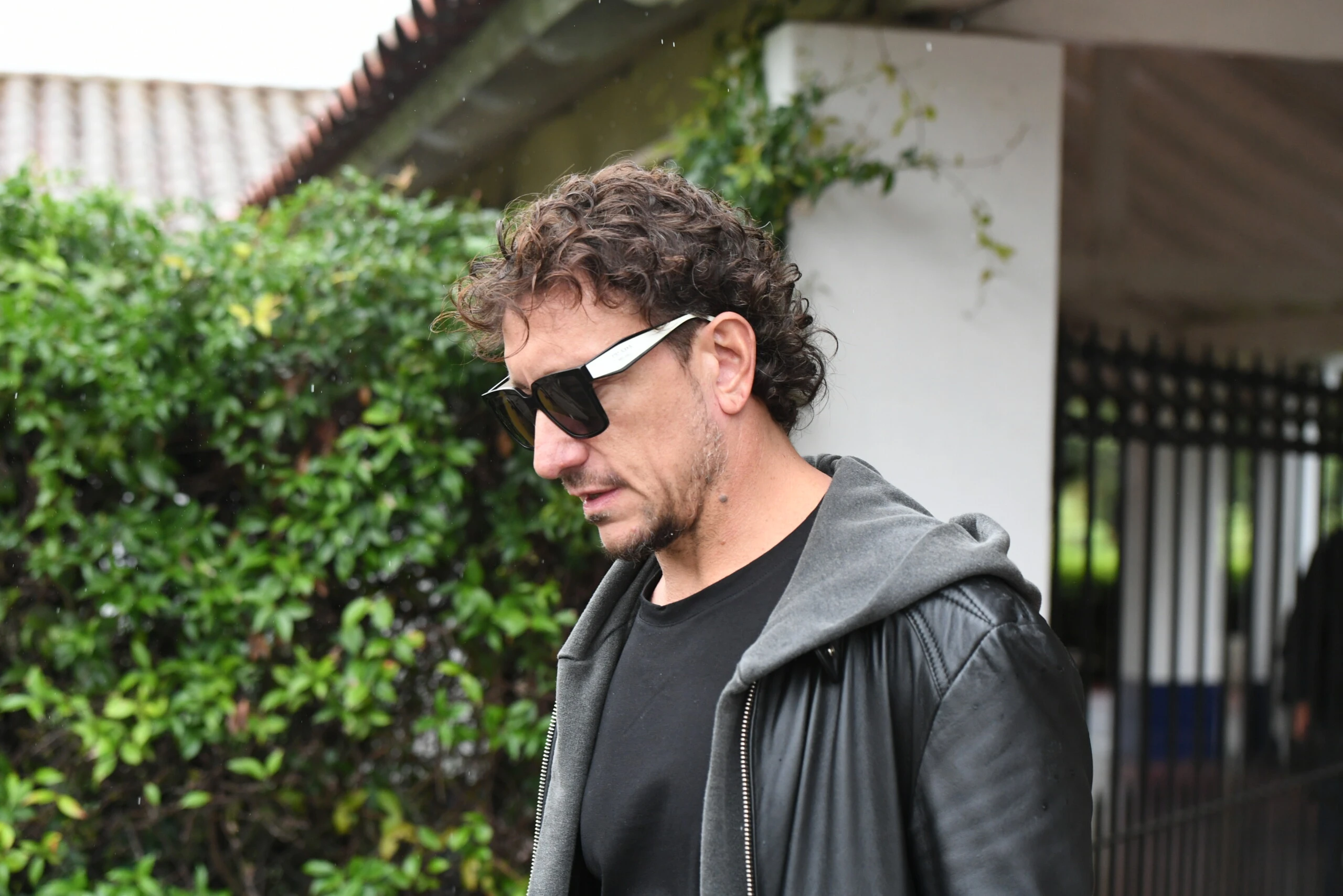 Gimena Accardi y Nico Vázquez en el entierro de Alejandro Farrell.