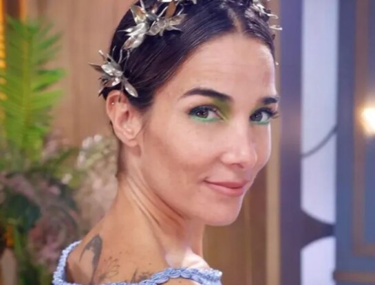 El look "diosa griega" de Juana Viale: con túnica y tocado floral