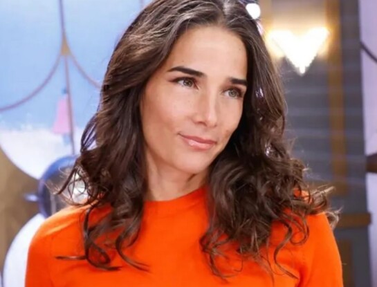 El look de Juana Viale que mezcla elegancia y color para este otoño