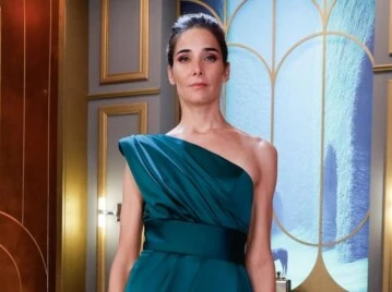 En esta oportunidad, Juana lució un vestido en crepé en color verde esmeralda, con un solo hombro y un tajo lateral. Se trató de un diseño de Gabriel Lage que fue complementado con unas sandalias negras con detalles de brillos. El peinado estuvo a cargo de Juan Fojo que le realizó un recogido para dar mayor protagonismo al vestido. Mientras que el maquillaje estuvo realizado por Cris Sepúlveda con productos de Juliaque. "Miren qué colores, color vino, verde botella. Divino", describió Viale durante la presentación.
