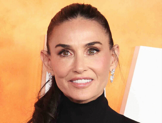 Demi Moore impone la falda balloon: el look de Carolina Herrera que adelanta el otoño más elegante