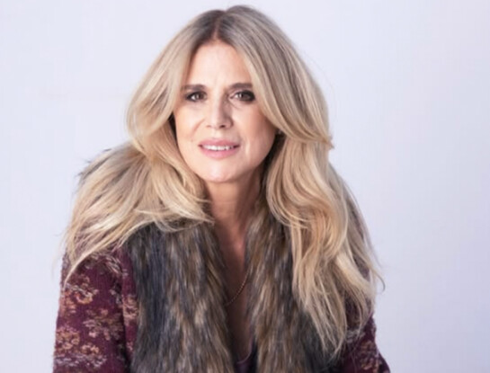 Flavia Palmiero revive el vestido lencero de los 90 y muestra cómo adaptarlo hoy en tres looks infalibles