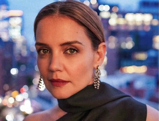 Katie Holmes confirma la tendencia: cómo usar la camisa blanca en un look de noche