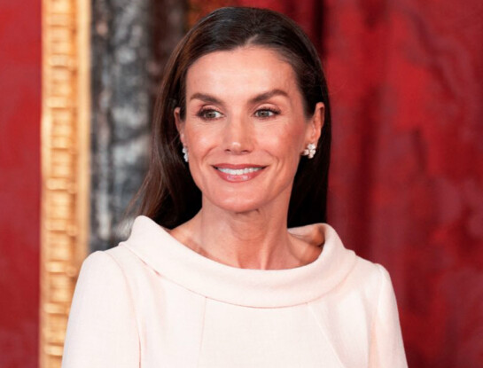 Pink Power: Letizia Ortiz marca tendencia con el vestido que redefine el estilo "lady chic"