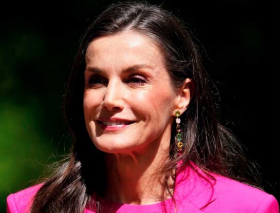 Letizia Ortiz adelanta la tendencia del verano 2026/27: cómo llevar el fucsia eléctrico en un look impactante