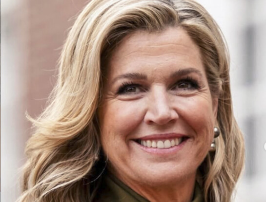 Máxima Zorreguieta impactó con un look minimalista y elegante con capa