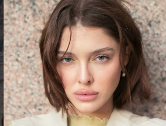 Sofía Gonet viajó a México y deslumbró con tres looks fashionistas para entrevistar a las protagonistas de El diablo viste a la moda 2