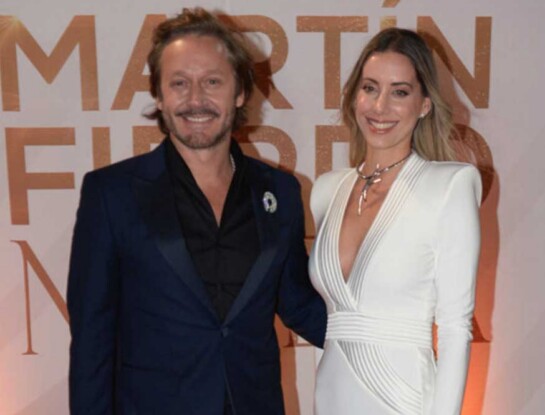 Anita Espasandin y Benjamín Vicuña: la sofisticada elegancia de la "power couple" en los Martín Fierro de la Moda