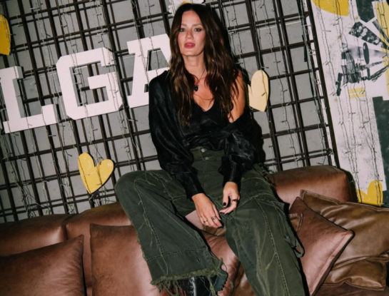 Paula Chaves confirma el regreso del pantalón cargo oversized con costuras visibles