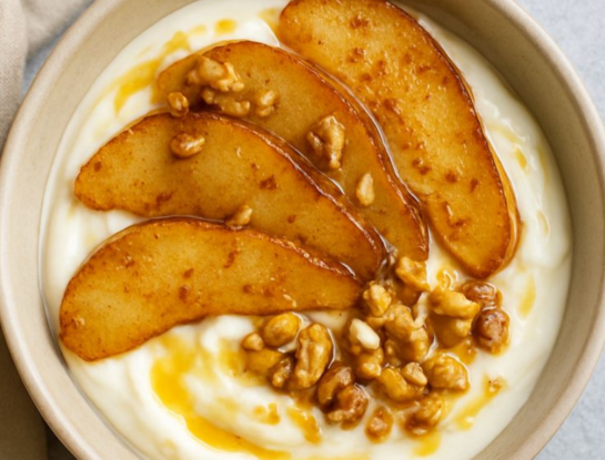 Peras a la canela y yogur: un postre liviano y reconfortante