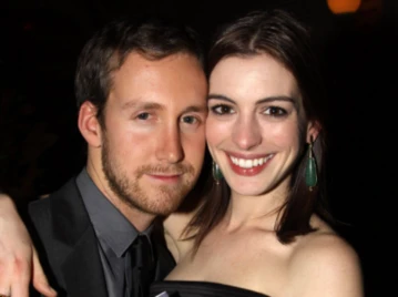 Quién es y a qué se dedica el marido de Anne Hathaway (y la curiosa relación con Shakespeare)