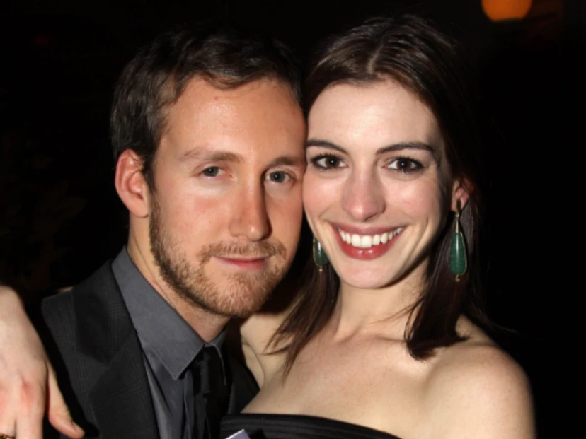 Quién es y a qué se dedica el marido de Anne Hathaway (y la curiosa relación con Shakespeare)