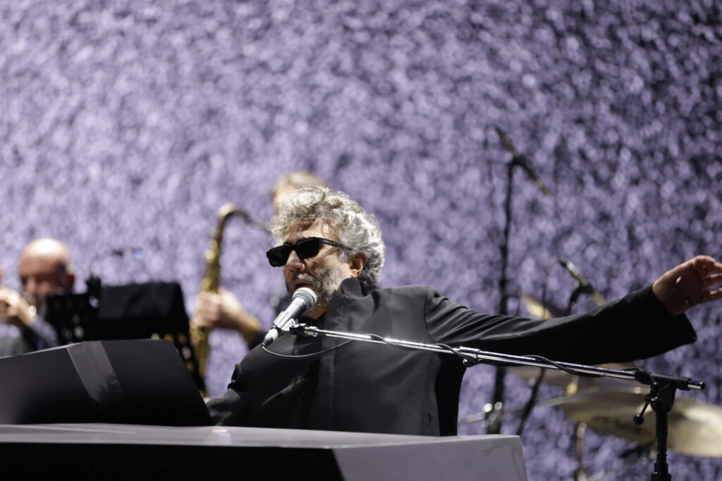 El músico de 63 años se presentó en el Movistar Arena en el marco de su tour “Sale el Sol”, ante un estadio colmado.