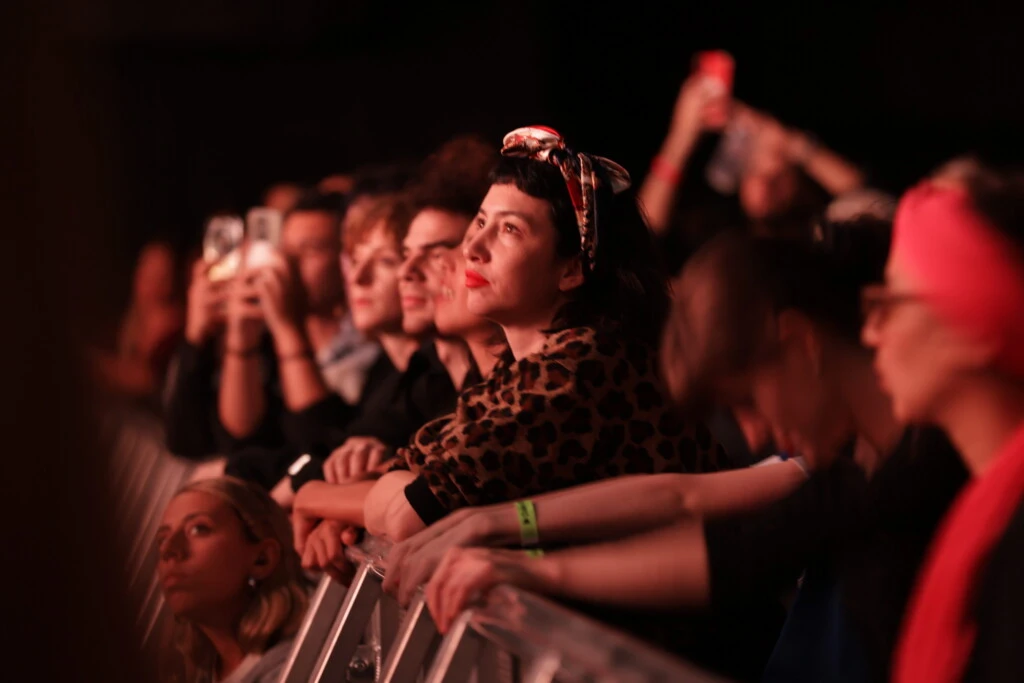La actriz de 39 años fue vista en primera fila, muy cerca del escenario, siguiendo cada momento del show.