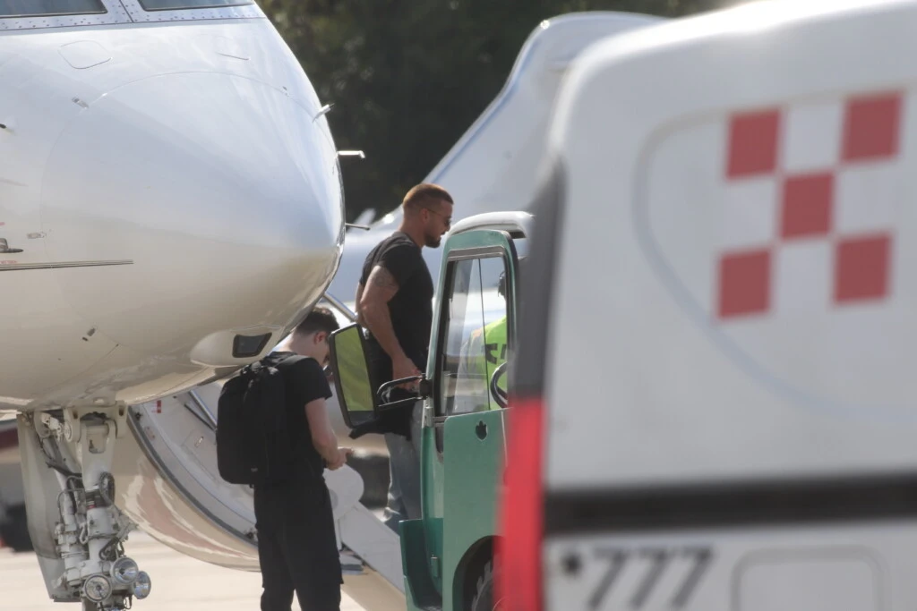 El artista aterrizó en el Aeropuerto Internacional de Ezeiza en un vuelo privado proveniente de Paraguay. 