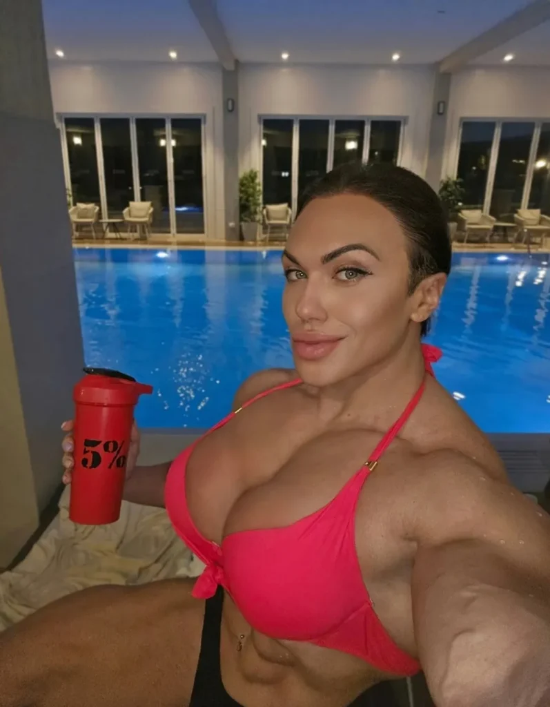 Empezó a entrenar para levantar su autoestima y hoy es la mujer más musculosa del mundo