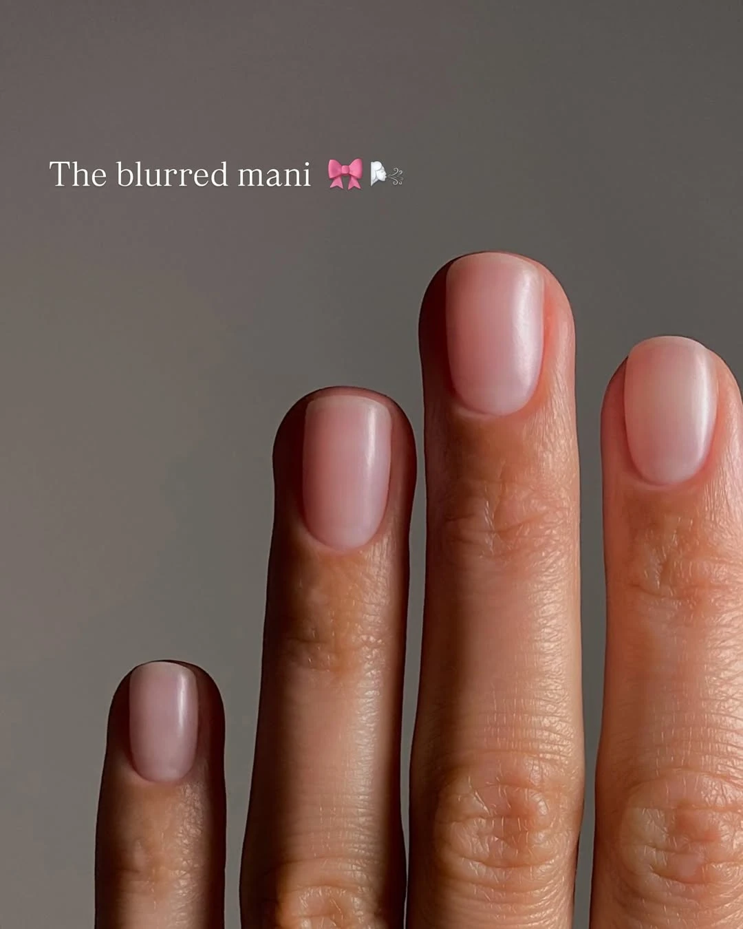 Uñas difuminadas: cómo es la manicura minimalista que disimula el crecimiento y es furor en redes
