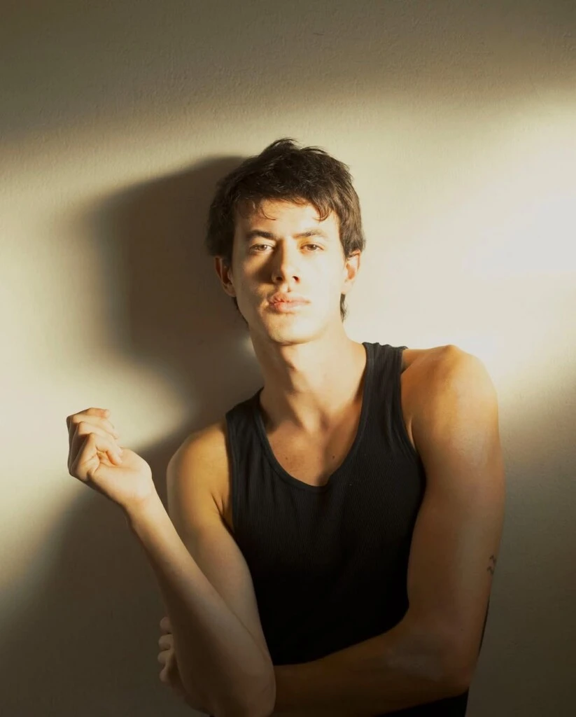 Cantante, músico, actor, modelo y estudiante de astrología, Dante Ortega tiene 24 años y se encuentra dando sus primeros pasos en la música con el lanzamiento de su primer EP. Foto: Instagram