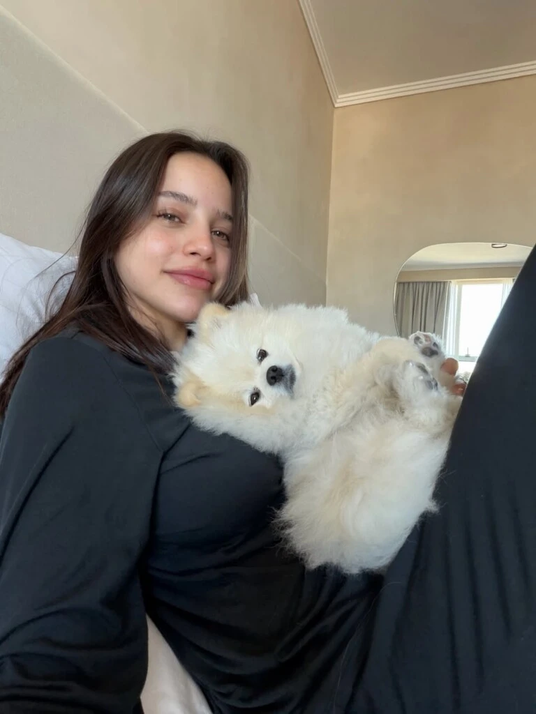 A pesar del tono cálido del posteo, algunos seguidores interpretaron las imágenes como un reflejo de su estado emocional, señalando que en ciertas fotos se la veía con el rostro hinchado o los ojos llorosos.