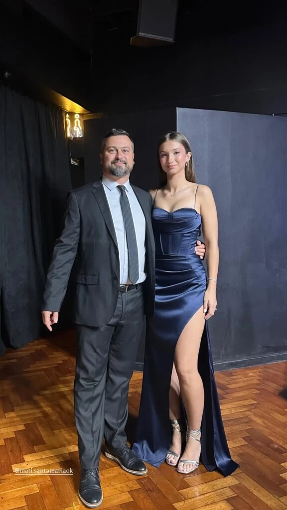 Al igual que el look de su hermana, el acabado satinado en azul profundo elevó el outfit y lo acercó a una estética nocturna y sofisticada. 