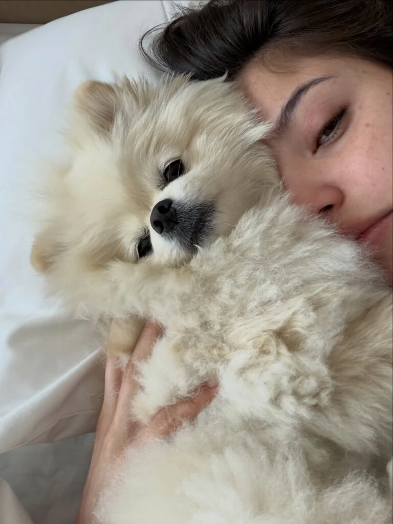 Lejos de lo mediático, eligió mostrar escenas cotidianas junto a su familia, su pareja Duki y su mascota.