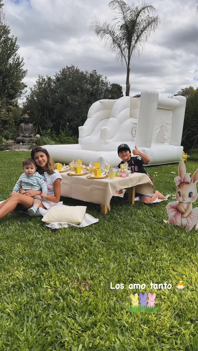 Los hijos de Camila Galante y Leandro Paredes tuvieron un inflable blanco. Fotos: IG.