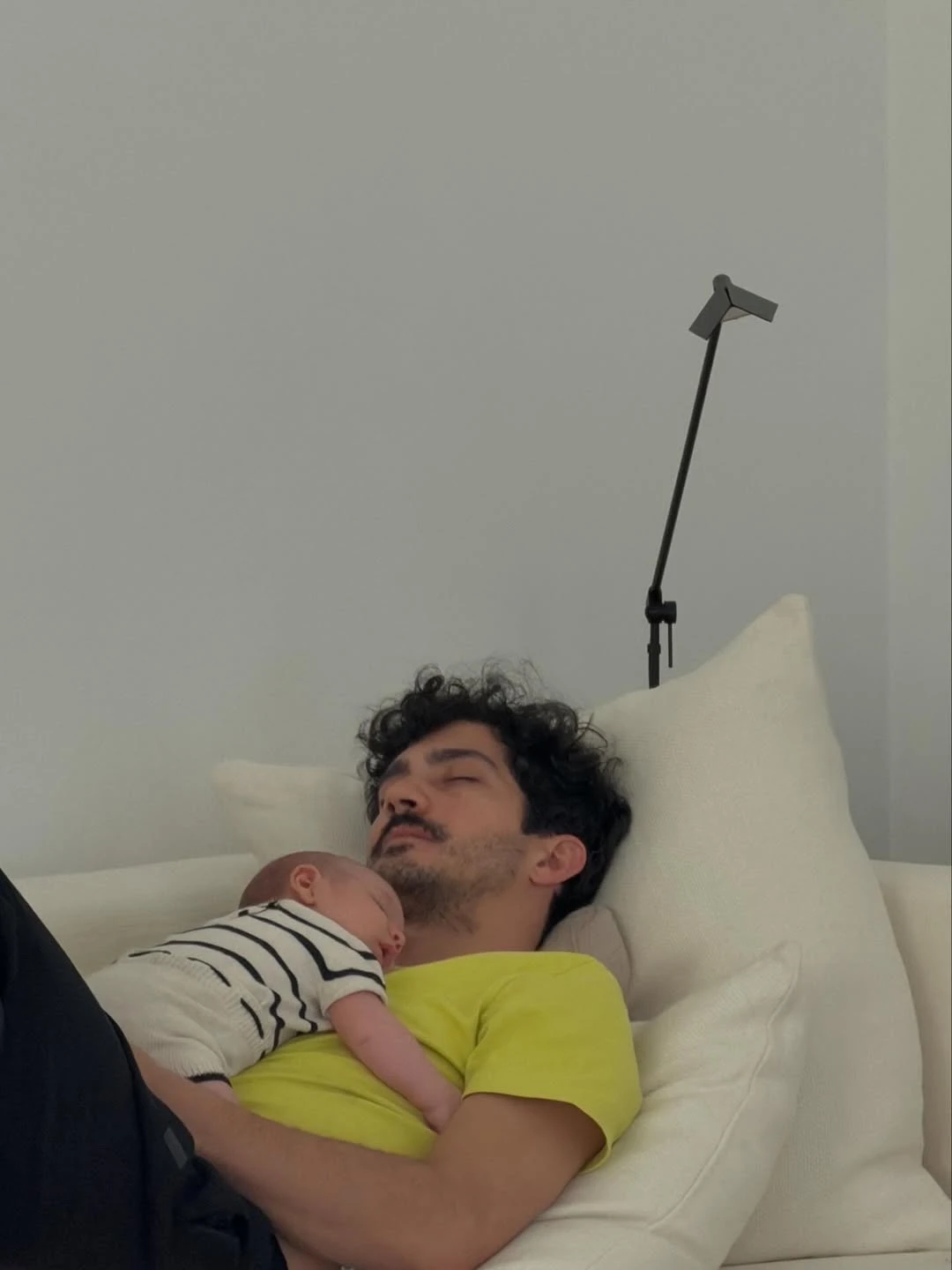 El Chino Darín durmiendo junto a su bebé. Fotos: IG. 