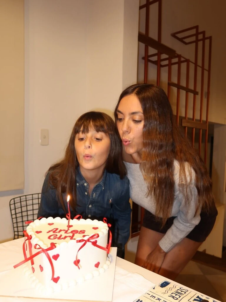 La actriz junto a Moorea, su hija.