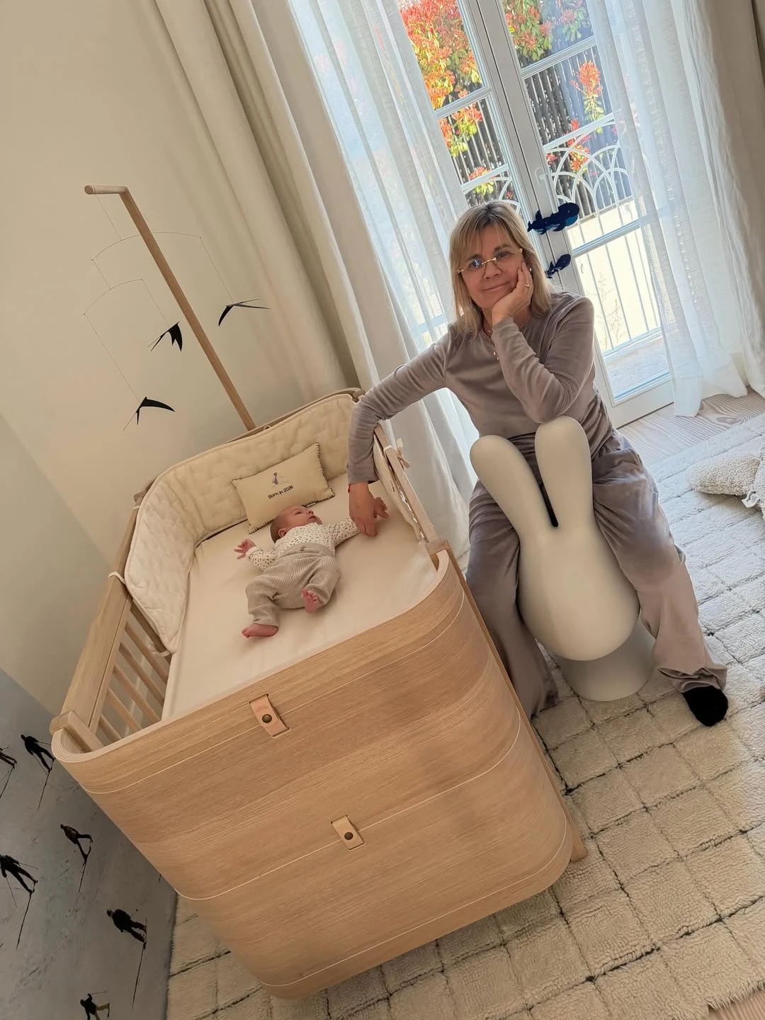 Esther Delgado cuidando de su nieto. Fotos: IG. 