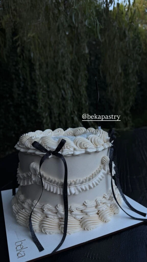 La torta fue de estilo coquette que está en tendencia. Fotos: IG. 