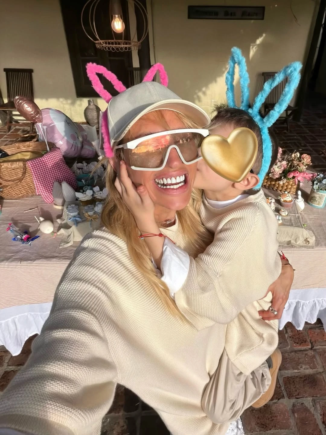 Vicky Xipolitakis y su hijo Salvador tuvieron vinchas de peluche. Fotos: IG. 