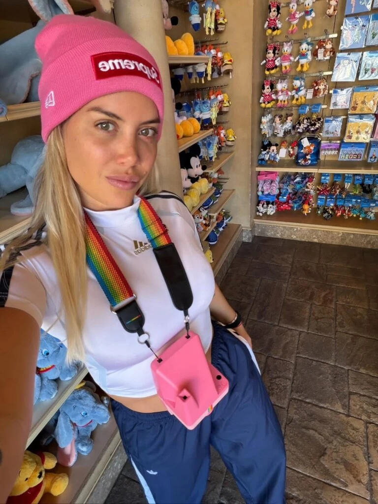 Para una jornada más relajada, Wanda eligió un conjunto de Adidas con crop top blanco y pantalón azul con líneas laterales. 