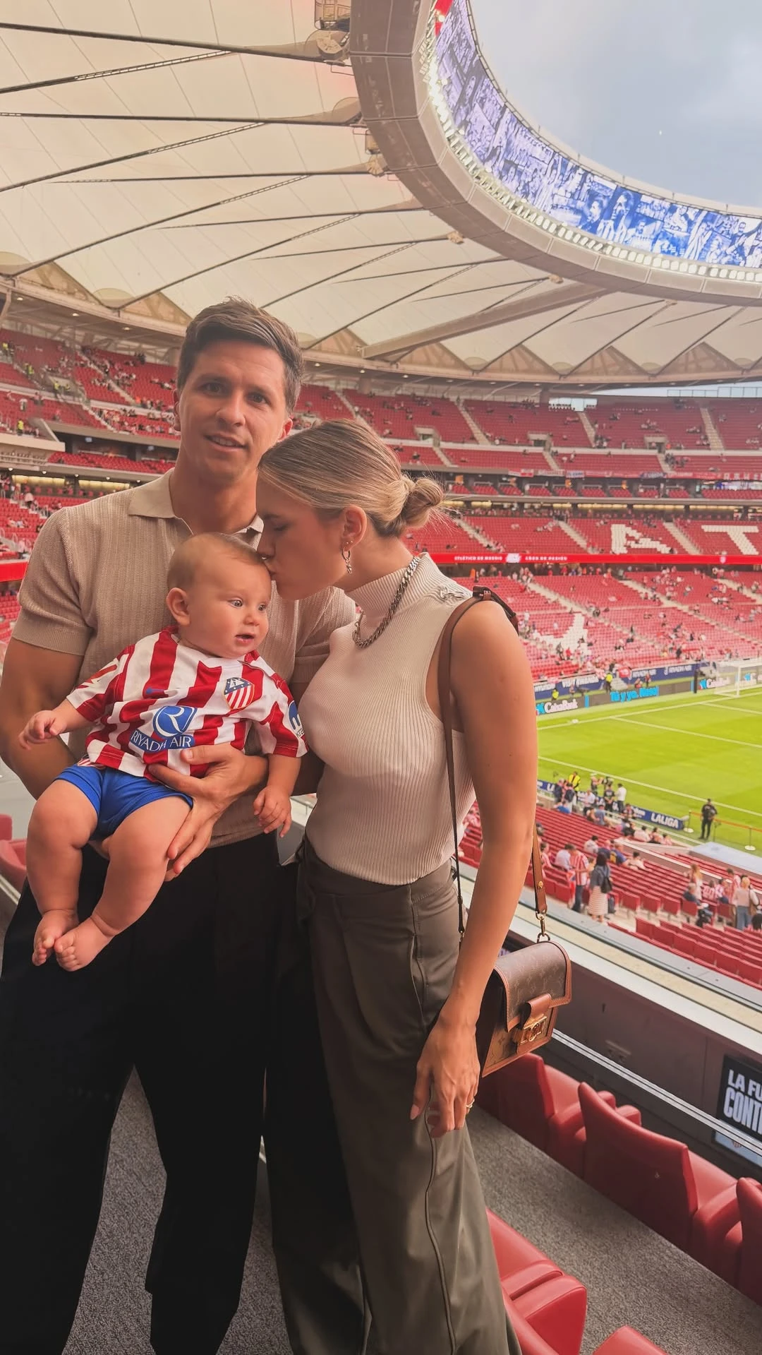 Eva y Gianluca junto a su bebé, pura pasión futbolera. Fotos: IG. 