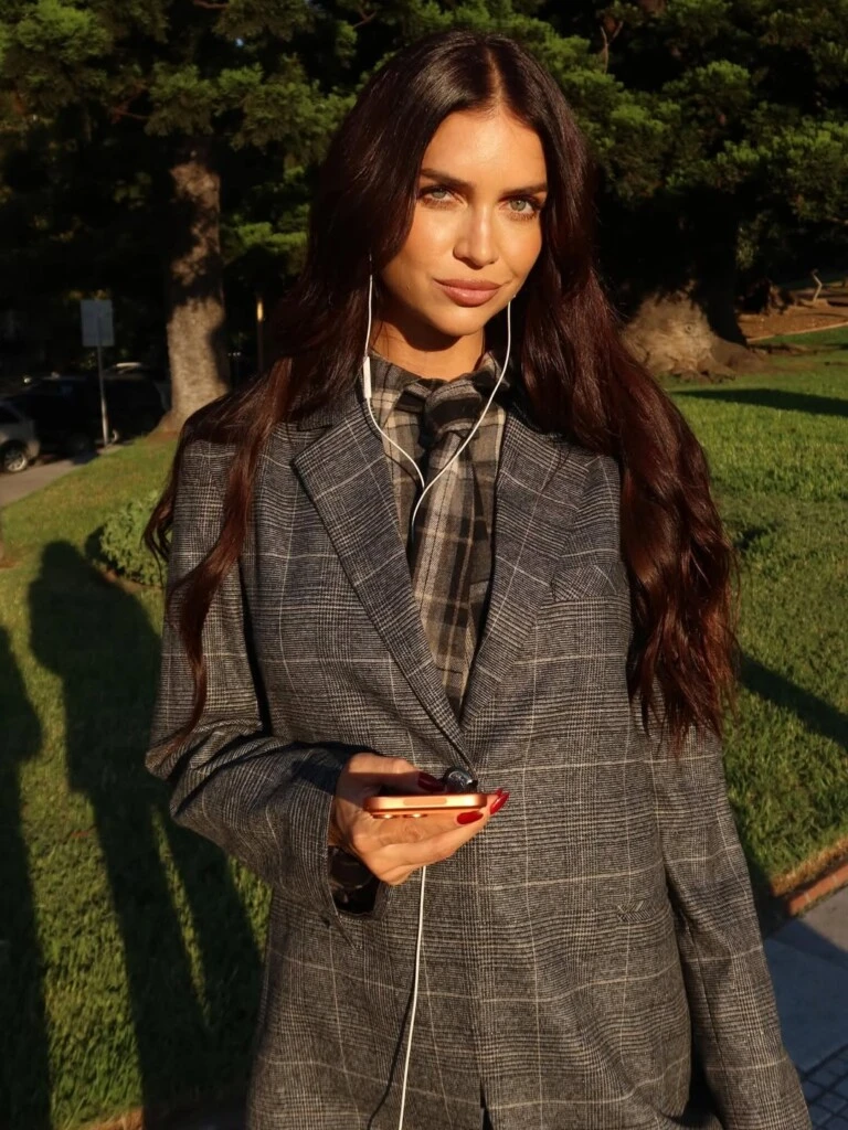 Para bajar la formalidad del blazer, Zaira eligió un jean de tiro medio en un lavado clásico. La elección no fue casual: el denim aporta frescura y vuelve el look más funcional para el día a día.