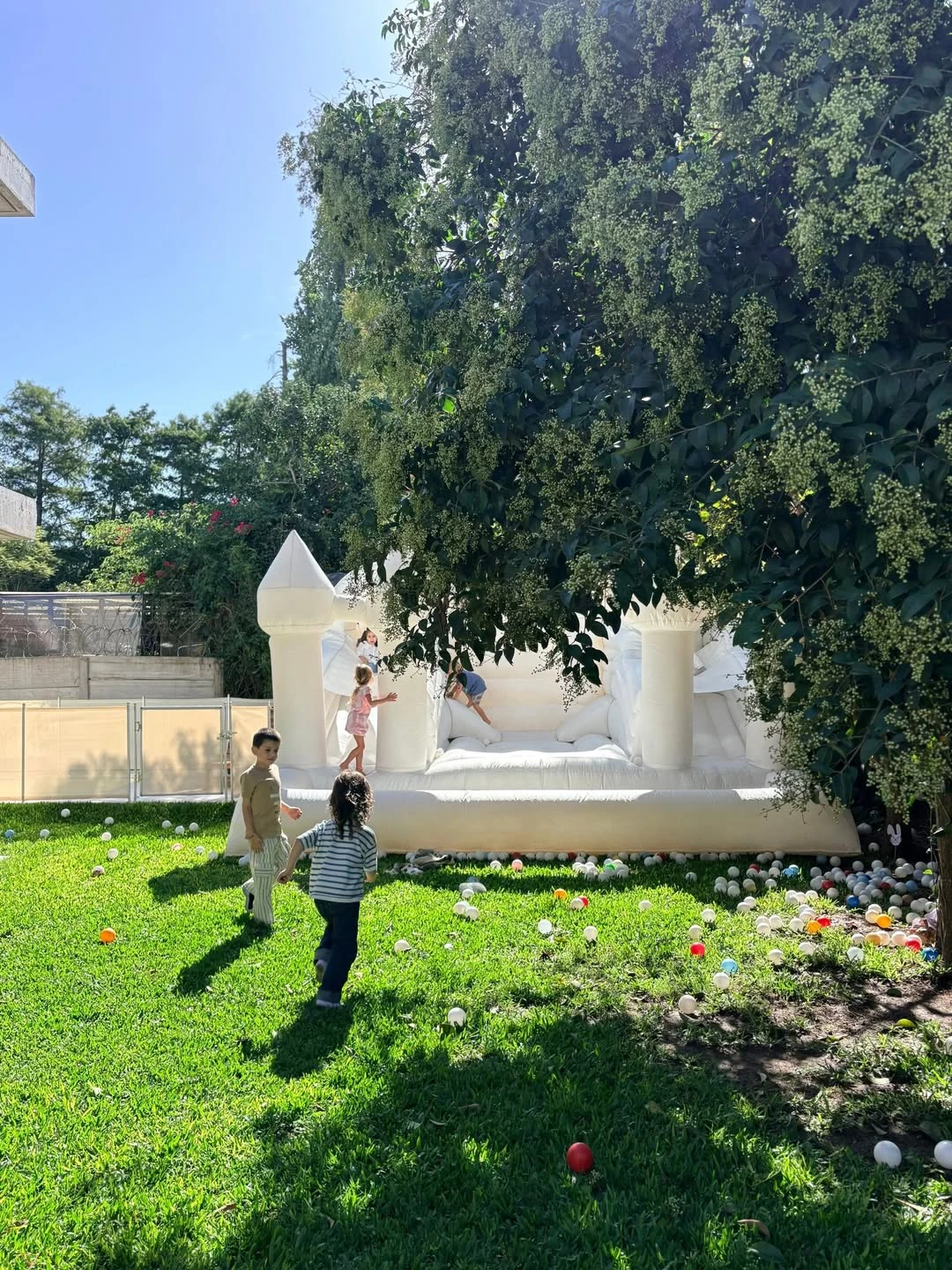 Juana Repetto y sus hijos celebraron con inflable y búsqueda de huevo. Fotos: IG. 