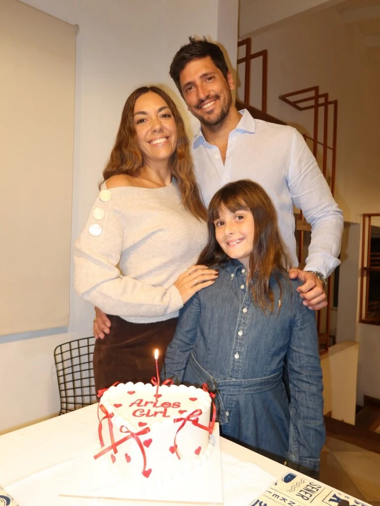 Floppy Tesouro junto a su pareja y su hija.