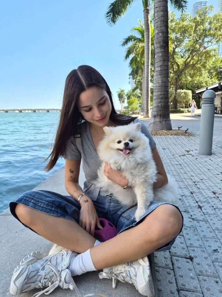 También se la vio compartiendo tiempo con su perro y con su novio, en postales que transmiten contención y calma.