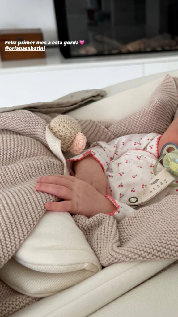 Una de las primeras en dedicarle unas palabras fue Tiziana Sabatini, hermana de Oriana, quien expresó: “Feliz primer mes a esta gorda”. 