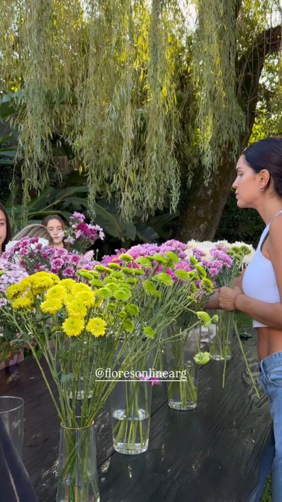 El evento fue al aire libre e incluyó arreglos florales naturales. Fotos: IG. 