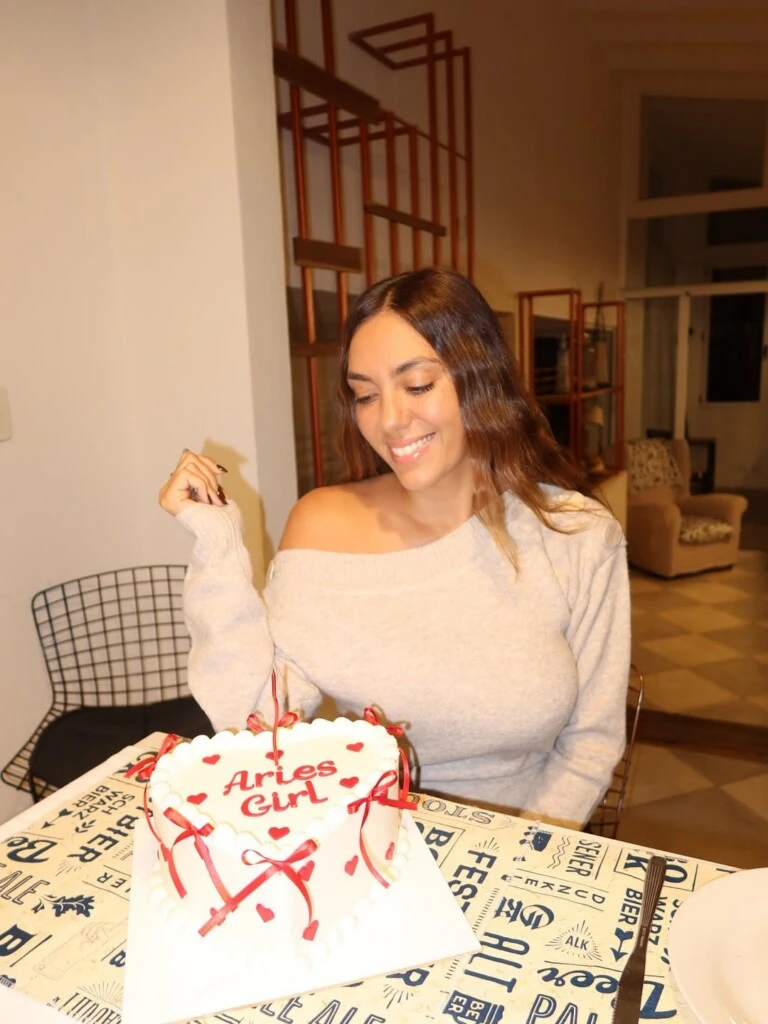 Entre fotos con su hija, sus padres y su círculo íntimo, la actriz se mostró sonriente y emocionada. 