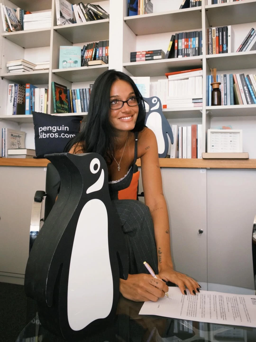 Oriana Sabatini firmó con la editorial para publicar su primer libro. Fotos: IG. 