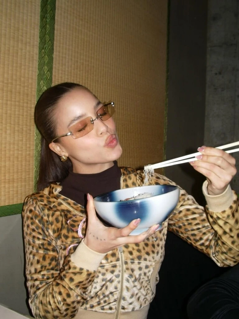 Emilia Mernes apuesta por un abrigo liviano con estampa de leopardo que se convierte en el foco absoluto del outfit. 