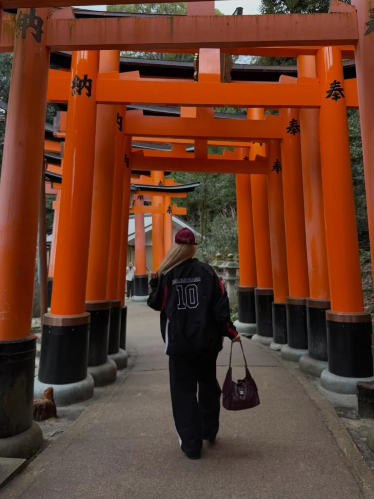 Para seguir visitando más espacios turísticos, eligió un conjunto deportivo en negro y rojo con impronta streetwear.