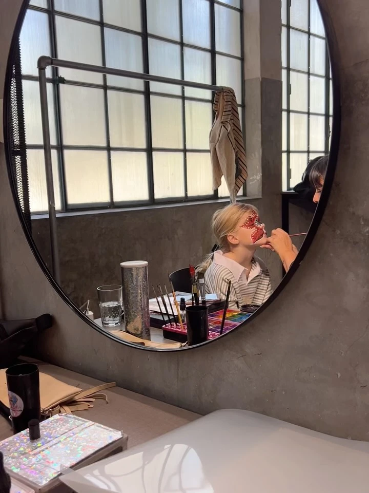 En la fiesta no faltó el maquillaje artístico. Fotos: IG. 