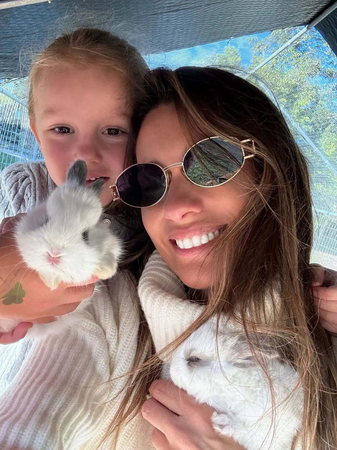 Pampita y su hija Ana compartieron el día con tiernos conejos...de verdad. Foto: IG. 